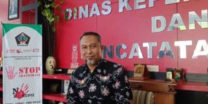 Kepala Dispendukcapil Kabupaten Blitar, Tunggul Adi Wibowo, mengimbau masyarakat memberikan data yang jujur dan sesuai fakta dalam pengurusan akta pencatatan sipil guna mencegah persoalan hukum di kemudian hari