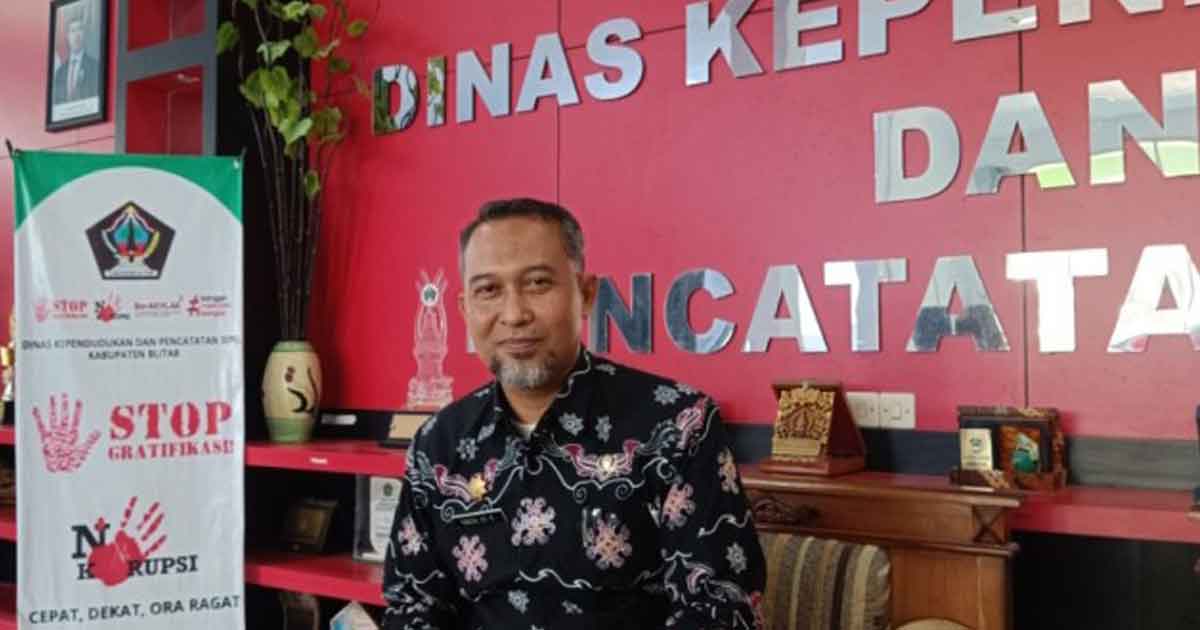 Kepala Dispendukcapil Kabupaten Blitar, Tunggul Adi Wibowo, mengimbau masyarakat memberikan data yang jujur dan sesuai fakta dalam pengurusan akta pencatatan sipil guna mencegah persoalan hukum di kemudian hari
