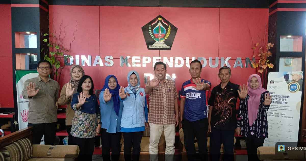 Penguatan Integritas: Jajaran Dispendukcapil Kabupaten Blitar mengikuti sosialisasi pencegahan gratifikasi bersama Inspektorat Kabupaten Blitar di Kantor Dispendukcapil, Kanigoro, Jumat (9/10/2026). Kegiatan ini menjadi bagian dari penguatan zona integritas menuju predikat WBBM.