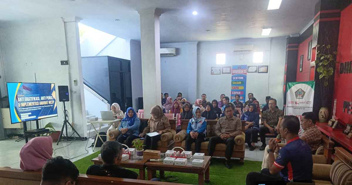 Penguatan Integritas: Jajaran Dispendukcapil Kabupaten Blitar mengikuti sosialisasi pencegahan gratifikasi bersama Inspektorat Kabupaten Blitar di Kantor Dispendukcapil, Kanigoro, Jumat (9/10/2026). Kegiatan ini menjadi bagian dari penguatan zona integritas menuju predikat WBBM.