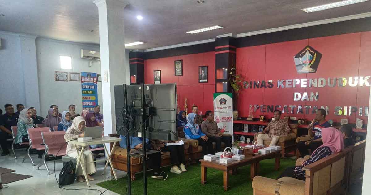 Penguatan Integritas: Jajaran Dispendukcapil Kabupaten Blitar mengikuti sosialisasi pencegahan gratifikasi bersama Inspektorat Kabupaten Blitar di Kantor Dispendukcapil, Kanigoro, Jumat (9/10/2026). Kegiatan ini menjadi bagian dari penguatan zona integritas menuju predikat WBBM.